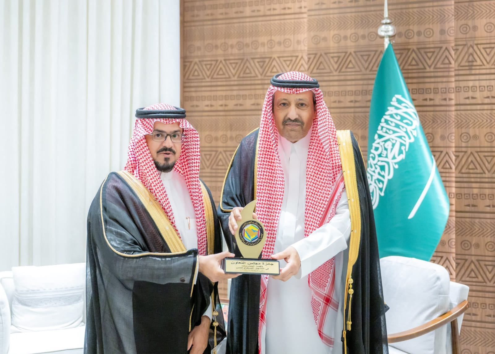 أمير الباحة يشيد بتحقيق الأمانة المركز الأول خليجيًا في جائزة العمل البلدي