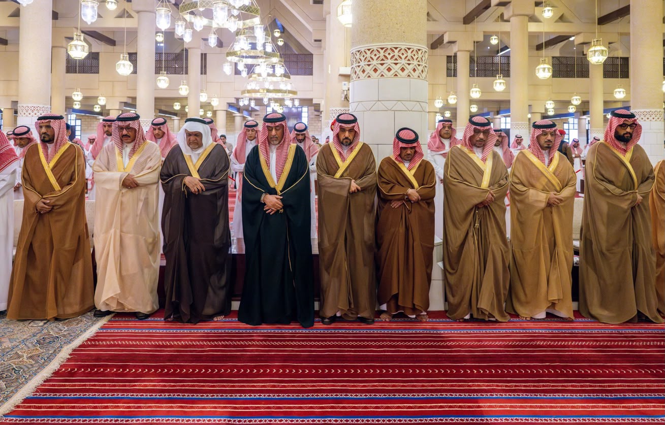 أمير منطقة الرياض يؤدي صلاة الميت على صاحبة السمو الأميرة مشاعل بنت سعود بن محمد بن عبدالعزيز آل سعود بن فيصل آل سعود