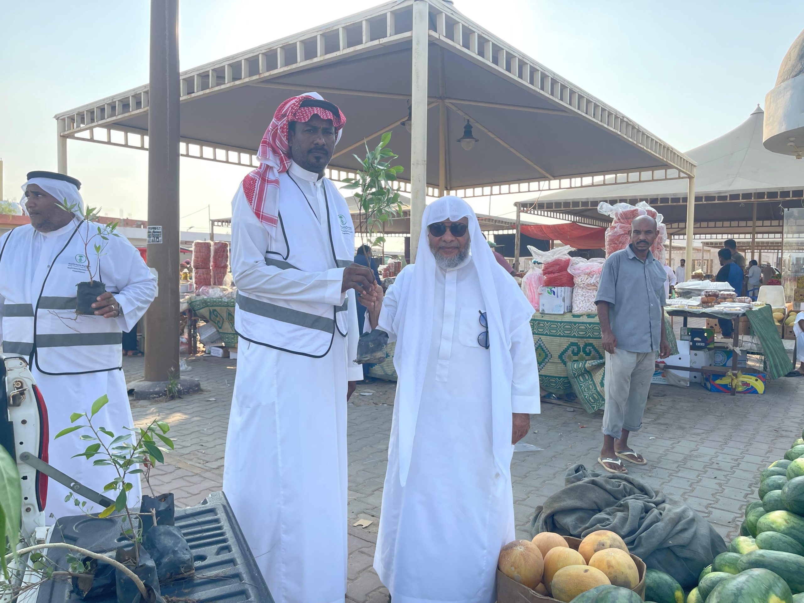 بيئة القنفذة تعزّز الوعي البيئي بمبادرة لتوزيع الشتلات في سوق الخميس الشعبي بالقوز