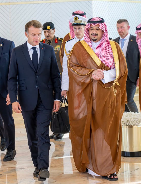 الرئيس الفرنسي يصل إلى الرياض وفي مقدمة مستقبليه نائب أمير المنطقة