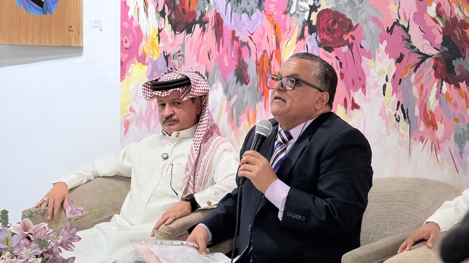 بصمات مرتجفة يعانق ارفف المكتبة الأدبية بالطائف