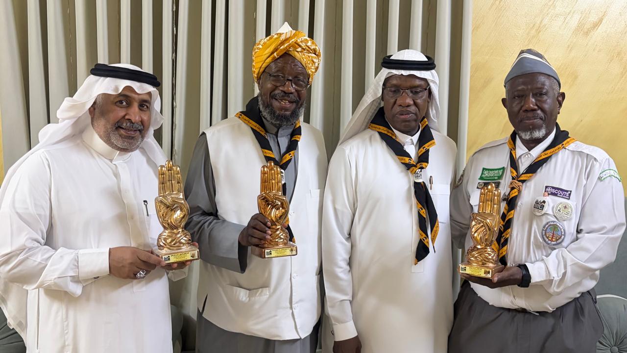 السفير خليل الإدماوي يكرم قادة كشافة شباب مكة المتميزين