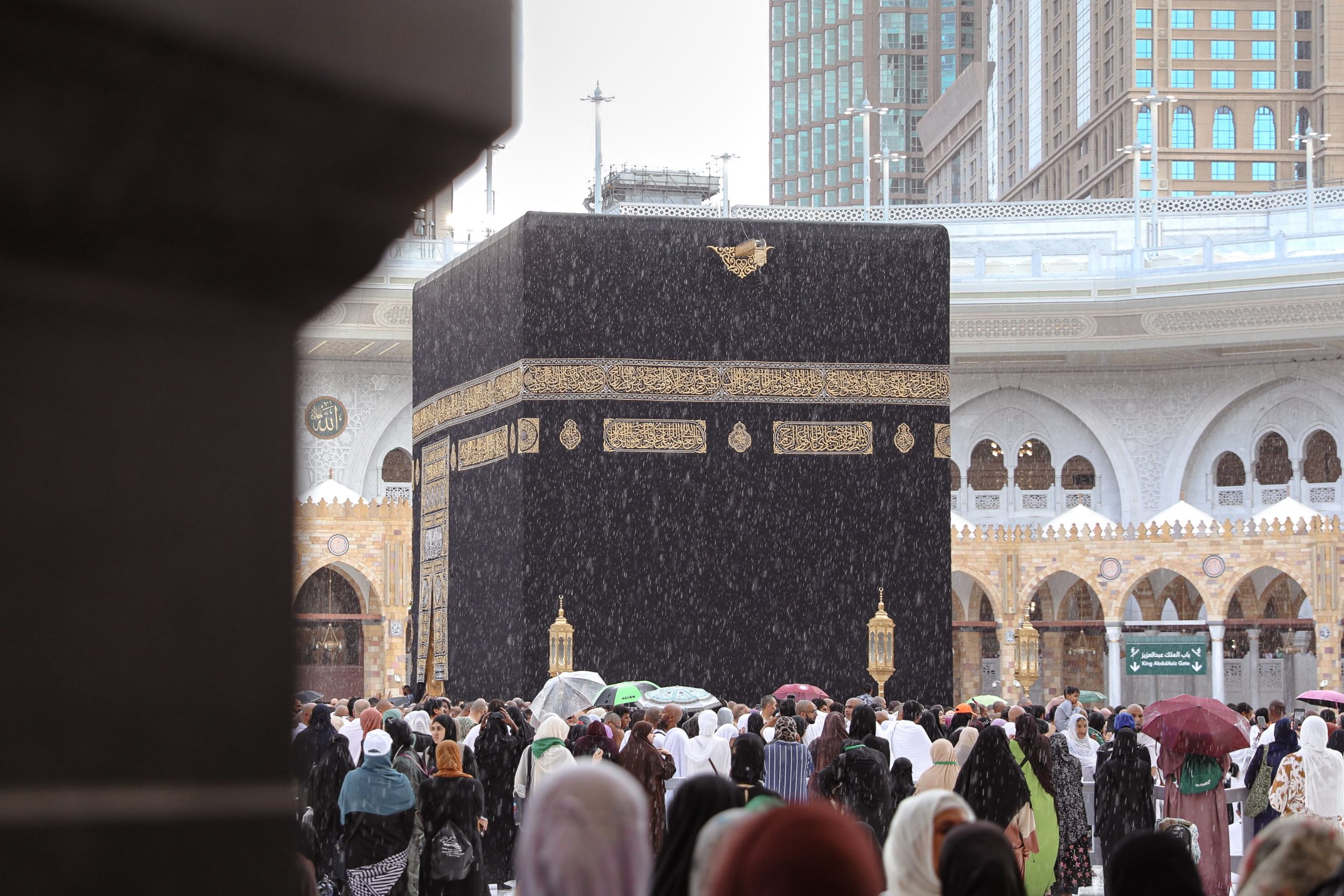 الجاهزية الميدانية وإرشادات السلامة تعزّزان العناية بقاصدي الحرمين أثناء هطول الأمطار