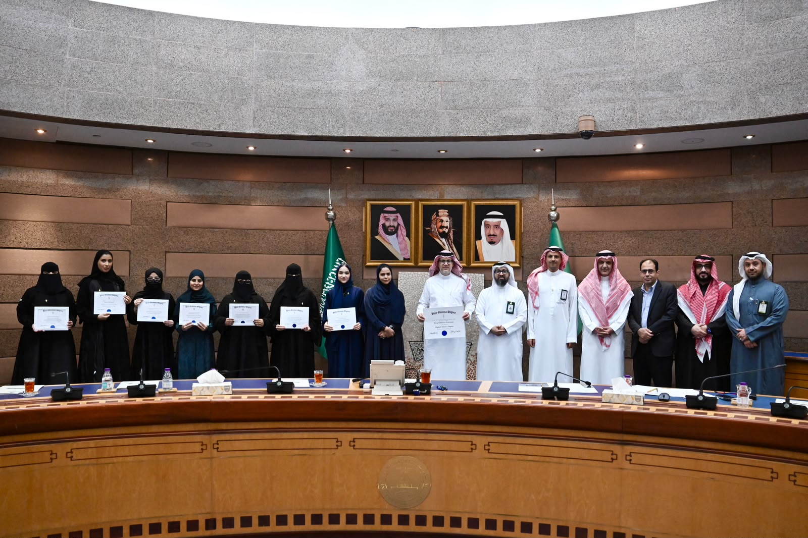 رئيس جامعة الملك عبدالعزيز يكرّم طلبة كلية الاقتصاد والإدارة أعضاء فرع جمعية «بيتا جاما سيجما»
