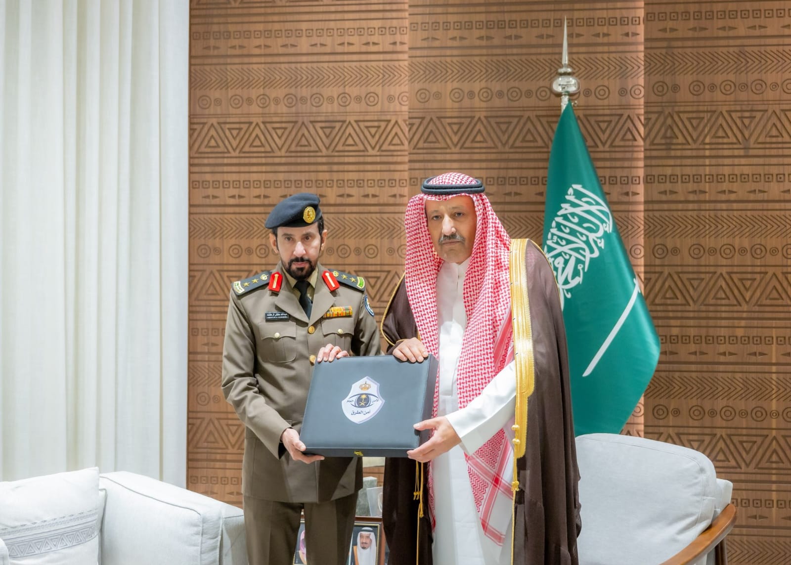 سمو أمير منطقة الباحة يلتقي قائد القوة الخاصة لأمن الطرق بالمنطقة