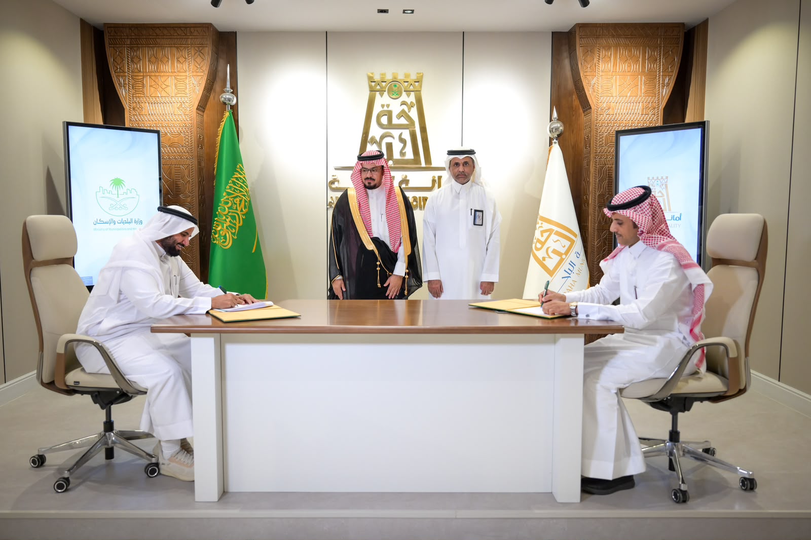 أمين الباحة يشهد توقيع عقود استثمارية بقيمة تتجاوز 2.5 مليون ريال