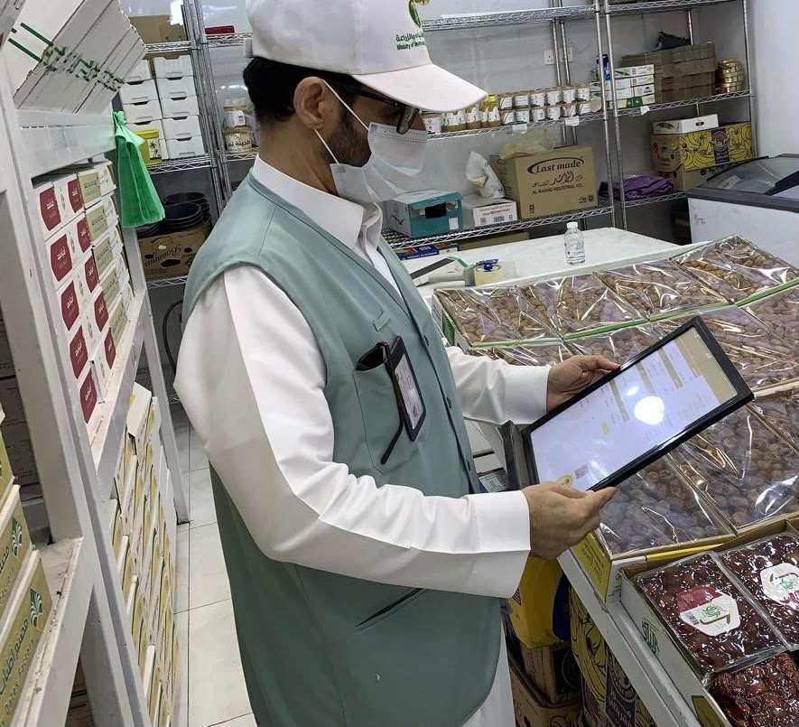 بيئة رنية تنفذ جولة رقابية على سوق الخضار والفواكه واللحوم وتضبط عدداً من المخالفات