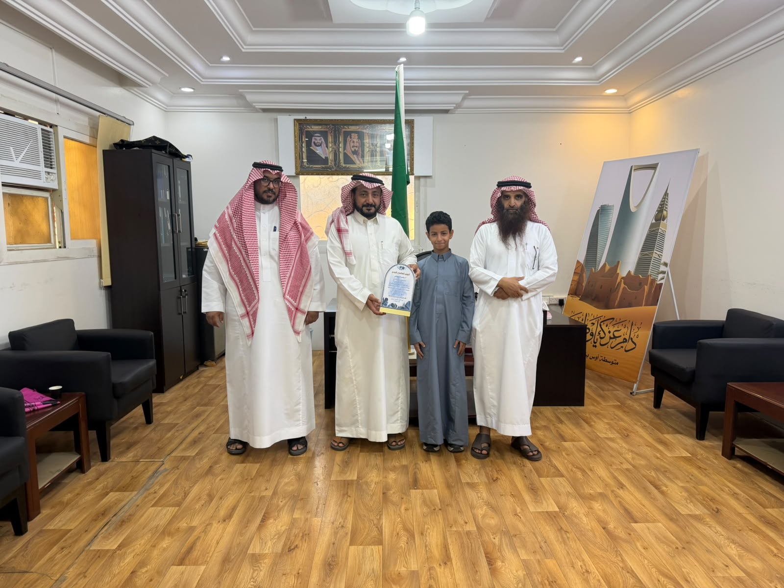 متوسطة أوس بن حبيب تشيد بجهود المشرف التربوي الاستاذ محمد حنش