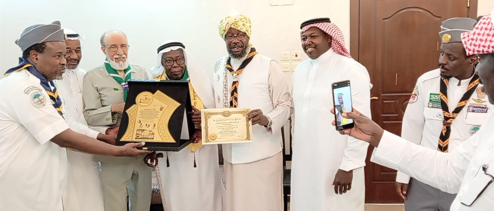 ابوعصيدة يكرم الشيخ عيدالصبحي تقديرًا لعطائه التربوي والمجتمعي والتعليمي والرياضي