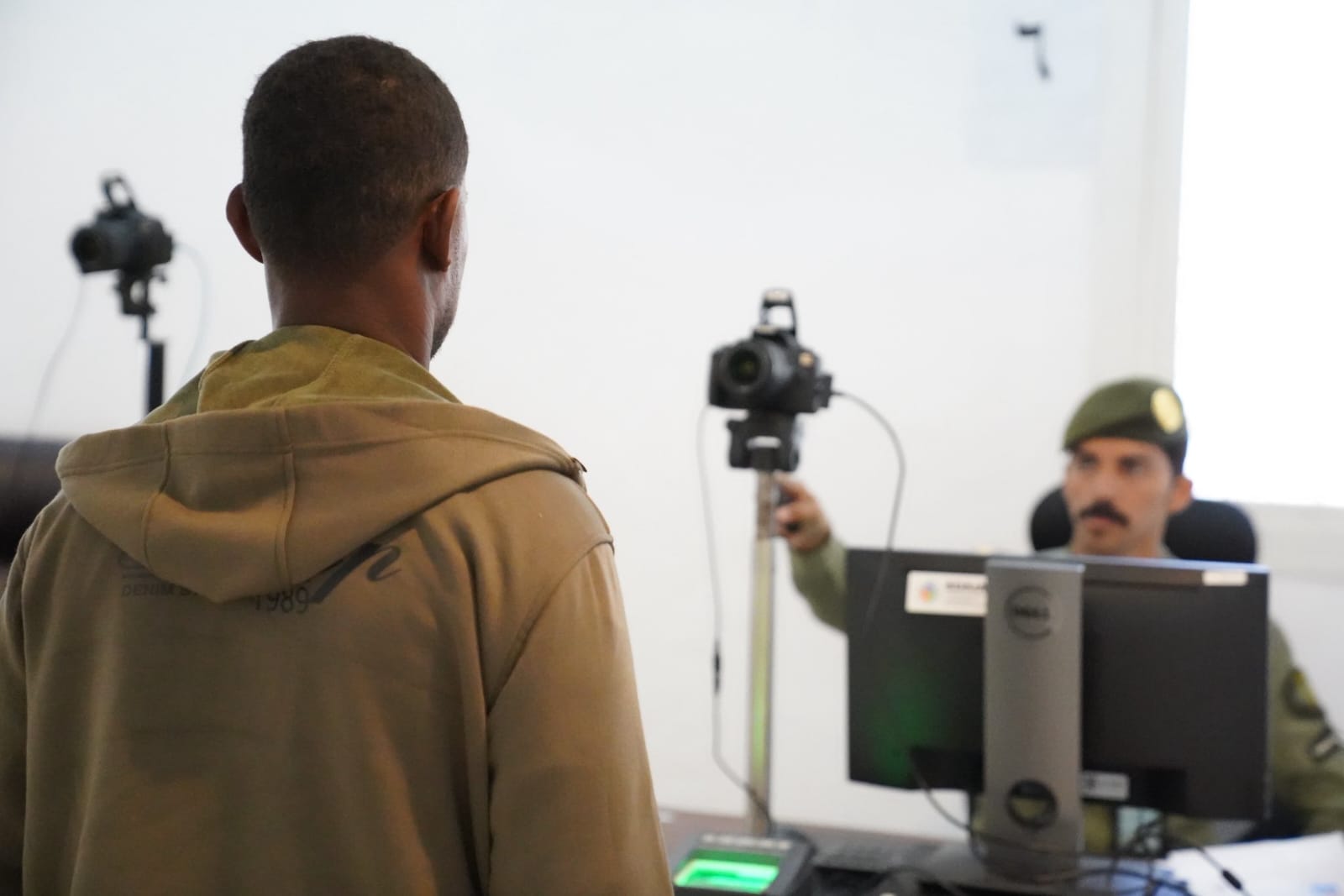 جوازات منطقة الباحة تقدّم خدمات تصحيح أوضاع المقيمين من الجنسية اليمنية الموجودين بطرق غير نظامية