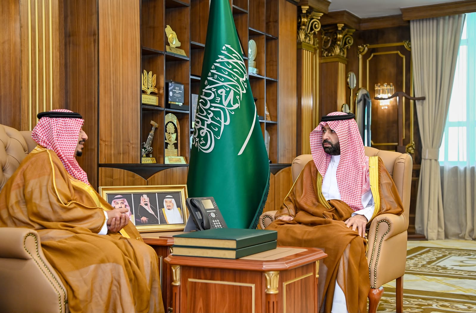 أمير جازان يستقبل مدير فرع هيئة الصحفيين السعوديين بالمنطقة
