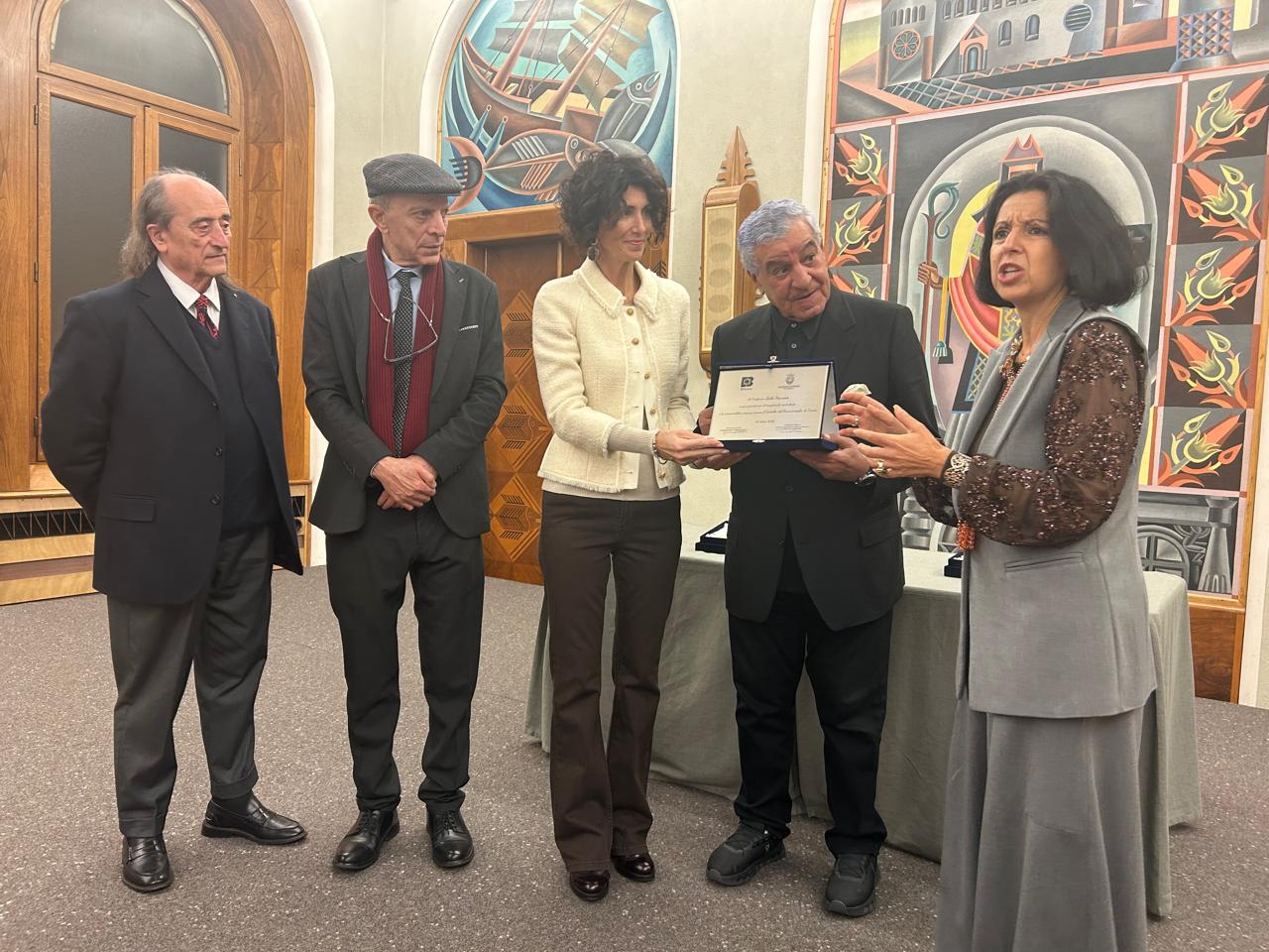 وزيرة ثقافة ترينتينو تمنح زاهي حواس الجائزة الخاصة للإقليم في احتفالية رسمية بـ «قاعة ديبييرو»