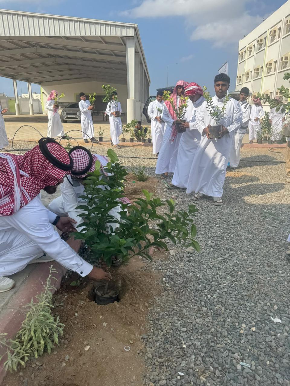 “بيئة وثانوية رابغ بالتعاون مع رنف الخضراء يصنعون بيئة تعليمية خضراء”