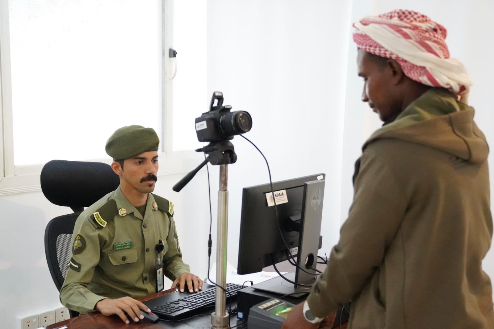 جوازات منطقة الباحة تقدّم خدمات تصحيح أوضاع المقيمين من الجنسية اليمنية الموجودين بطرق غير نظامية