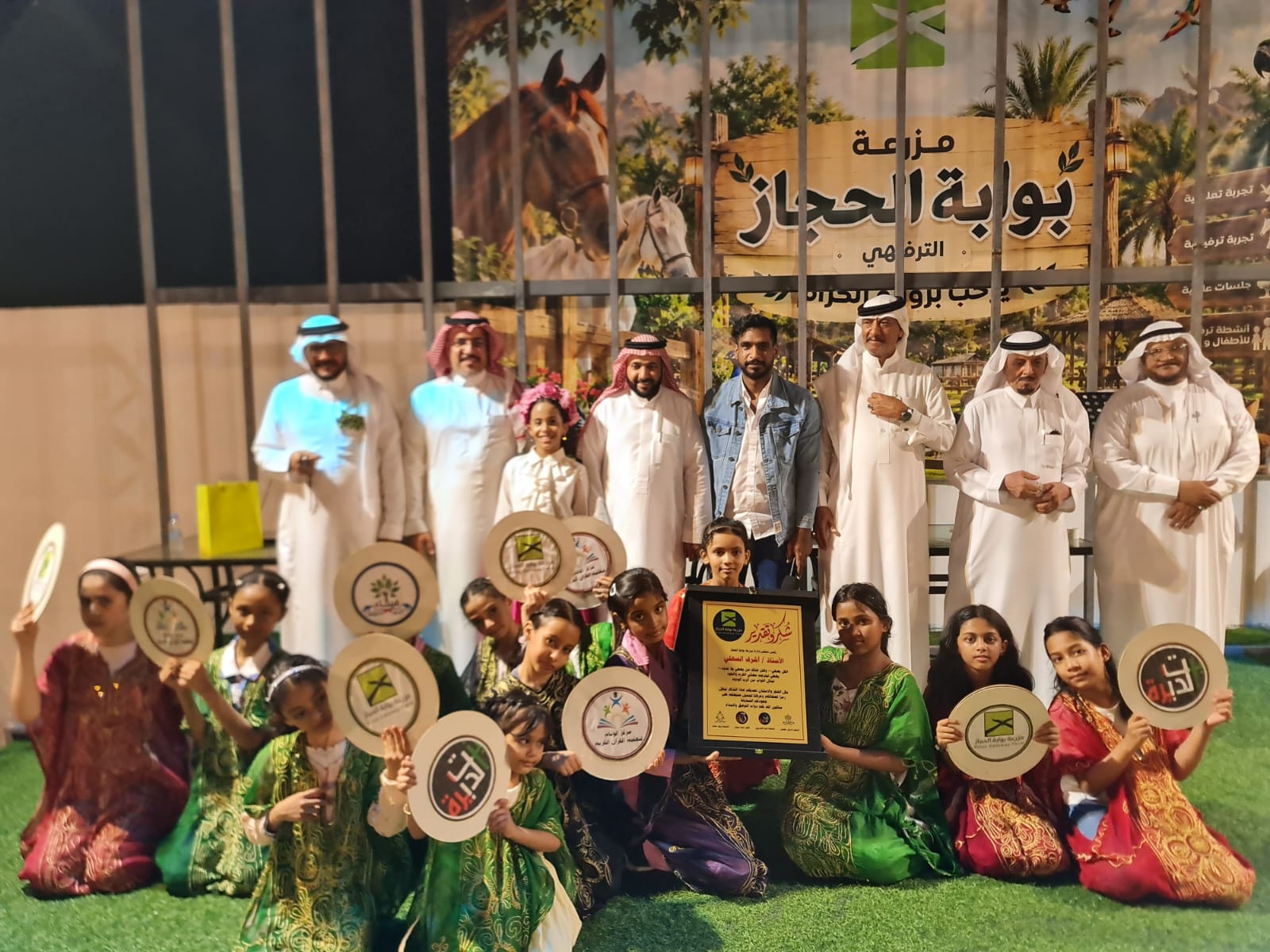 فريق البرامج بمزرعة بوابة الحجاز يكرم الأستاذ أشرف السهلي..